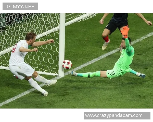 足球明星如何通过任意球训练提升射门技巧与比赛表现的秘诀分享